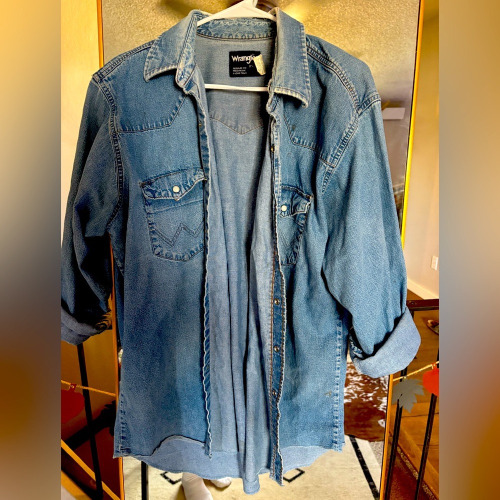 Size XL wrangler denim pearl snap. Very worn
